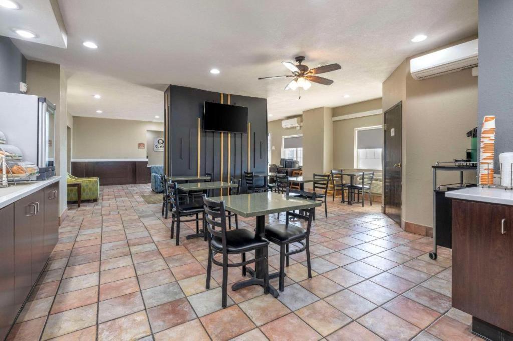 Quality Inn & Suites Arbor Esterno foto