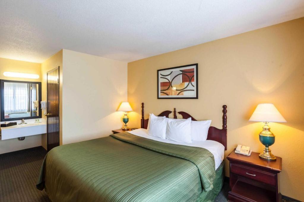 Quality Inn & Suites Arbor Esterno foto