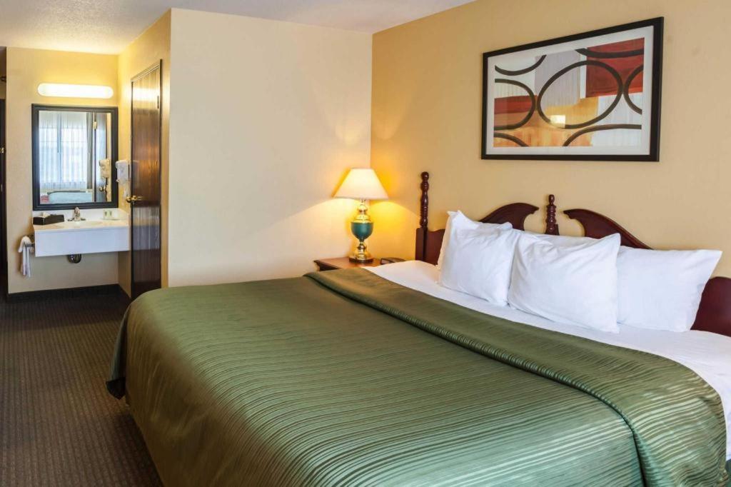 Quality Inn & Suites Arbor Esterno foto
