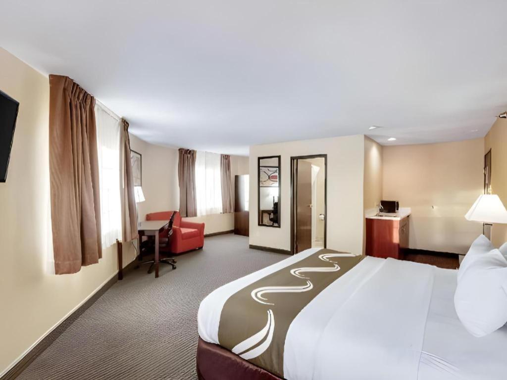 Quality Inn & Suites Arbor Esterno foto