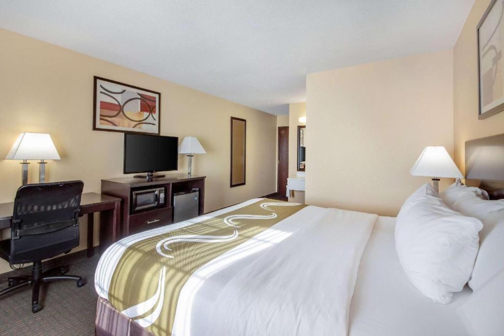 Quality Inn & Suites Arbor Esterno foto
