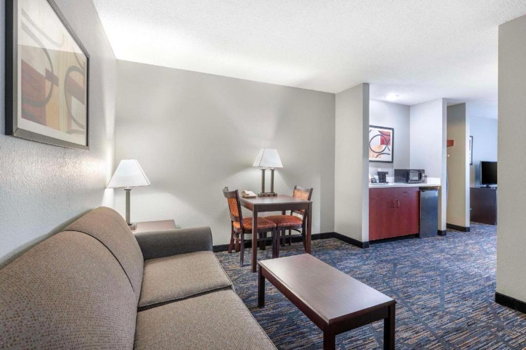 Quality Inn & Suites Arbor Esterno foto