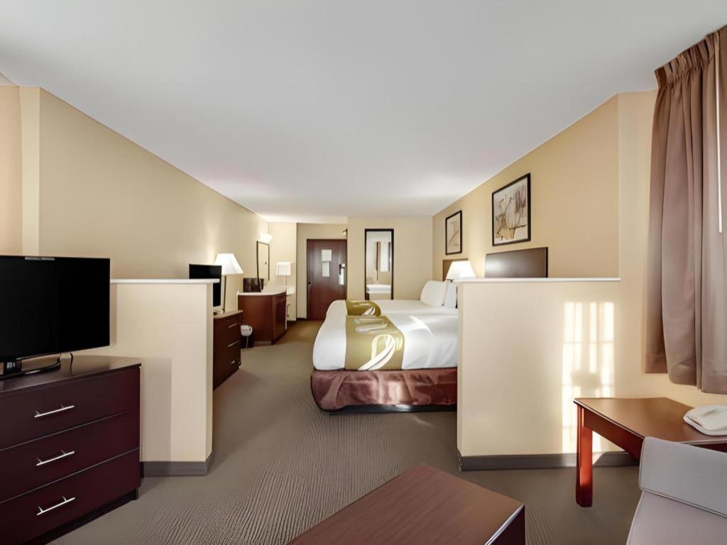 Quality Inn & Suites Arbor Esterno foto