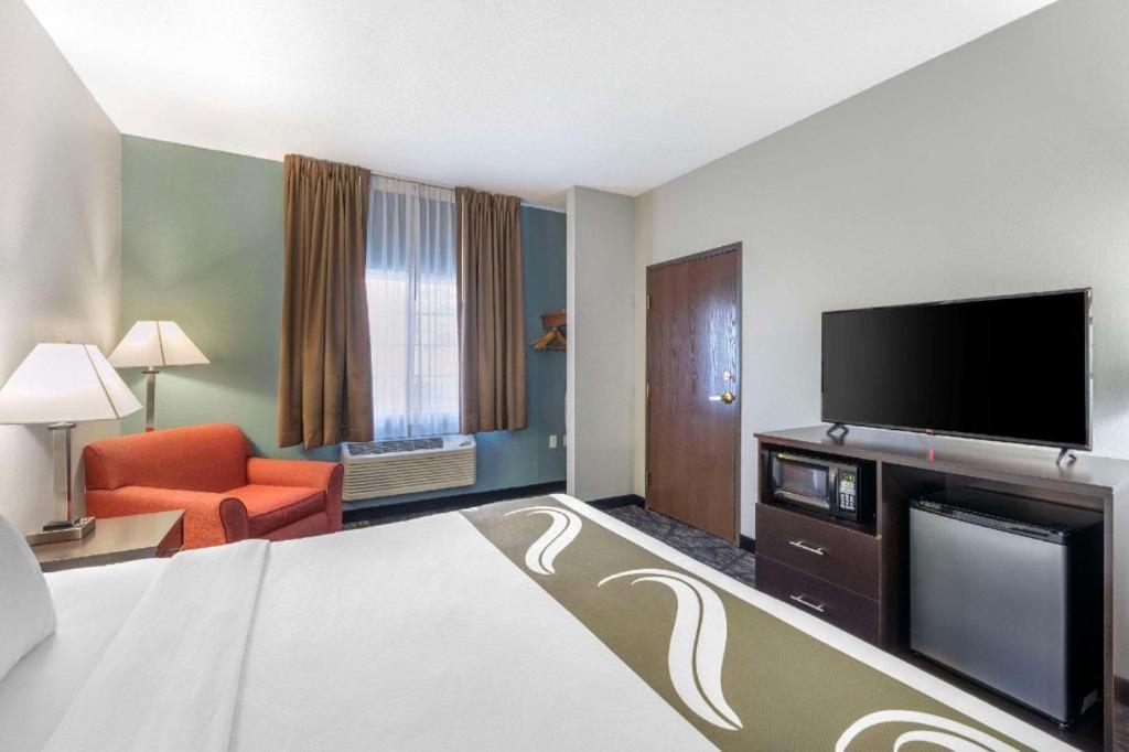 Quality Inn & Suites Arbor Esterno foto