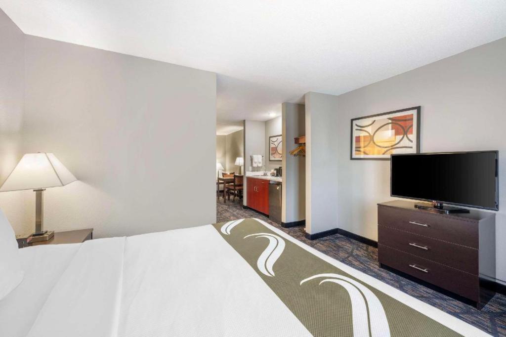 Quality Inn & Suites Arbor Esterno foto