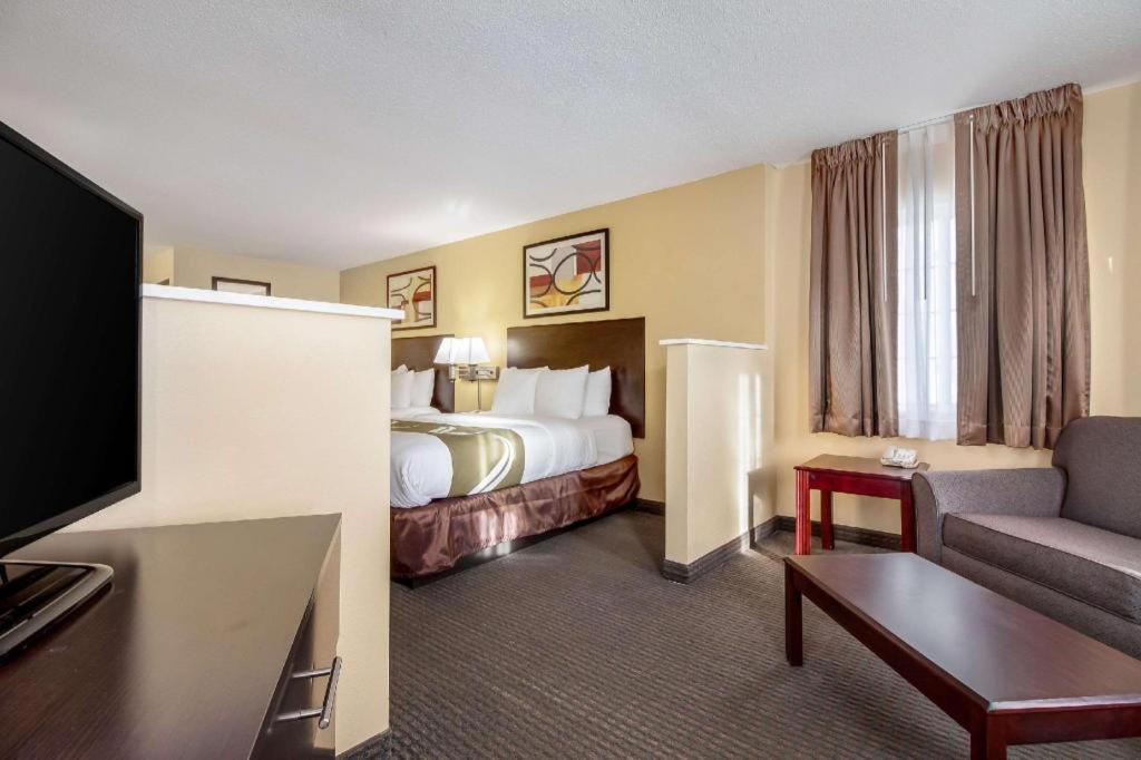 Quality Inn & Suites Arbor Esterno foto