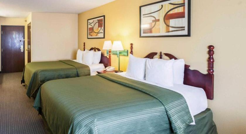 Quality Inn & Suites Arbor Esterno foto