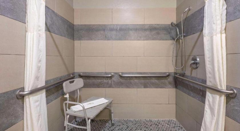 Quality Inn & Suites Arbor Esterno foto