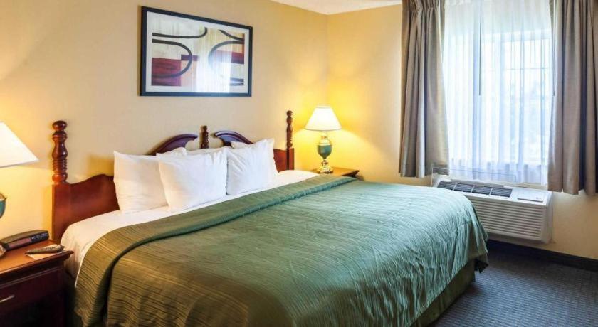 Quality Inn & Suites Arbor Esterno foto